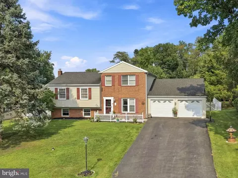 2494 Ellendale Dr, Lancaster, PA 17602
