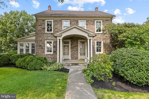 429 E Main St, Leola, PA 17540