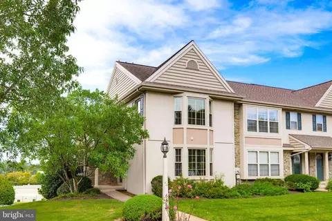 636 Royal View Dr, Lancaster, PA 17601
