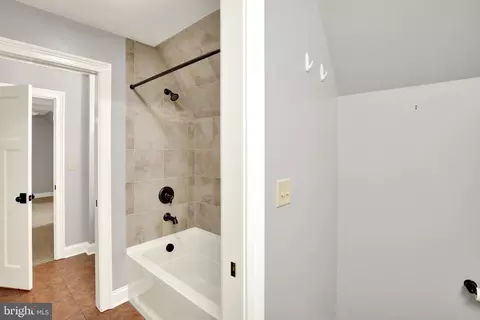 Entry Way - 640 Snyder Rd, Lititz, PA 17543 photo 3 of 5