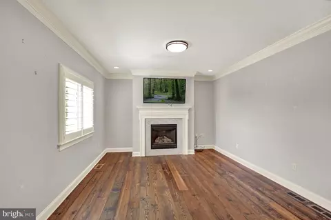 Living - 640 Snyder Rd, Lititz, PA 17543 photo 4 of 7