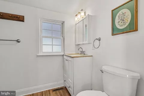 Bath - 109 Leaman St, Lititz, PA 17543 photo 1 of 2