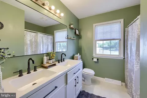 Bath - 2 Brookview Dr, Lititz, PA 17543 photo 2 of 2
