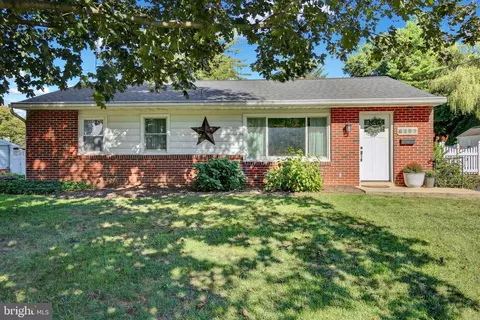 6287 Carpenter St, East Petersburg, PA 17520