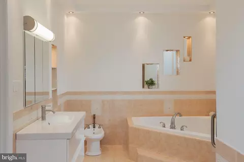 Bath - 631 12 W Orange St, Lititz, PA 17543 photo 9 of 9