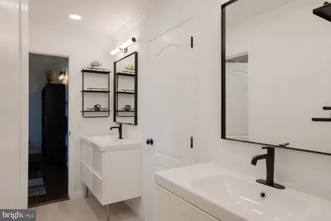 Bath - 631 12 W Orange St, Lititz, PA 17543 photo 5 of 9