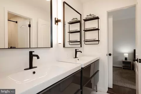 Bath - 631 12 W Orange St, Lititz, PA 17543 photo 3 of 9