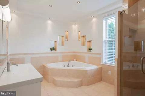 Bath - 631 12 W Orange St, Lititz, PA 17543 photo 1 of 9