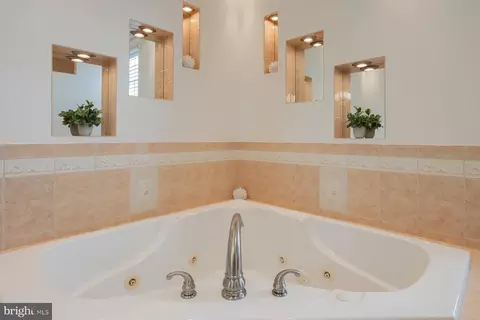Bath - 631 12 W Orange St, Lititz, PA 17543 photo 2 of 9