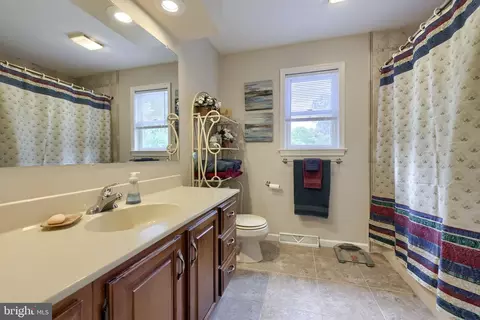 Bath - 24 Countryside Ln, Lititz, PA 17543 photo 4 of 4