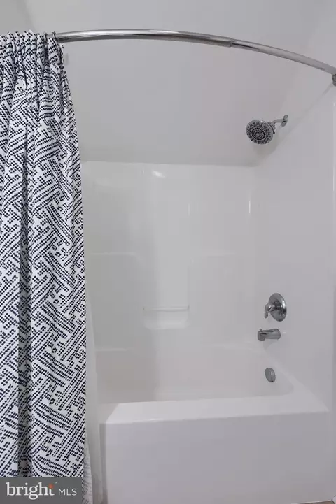 Bath - 710 Keller Dr, Lititz, PA 17543 photo 3 of 5