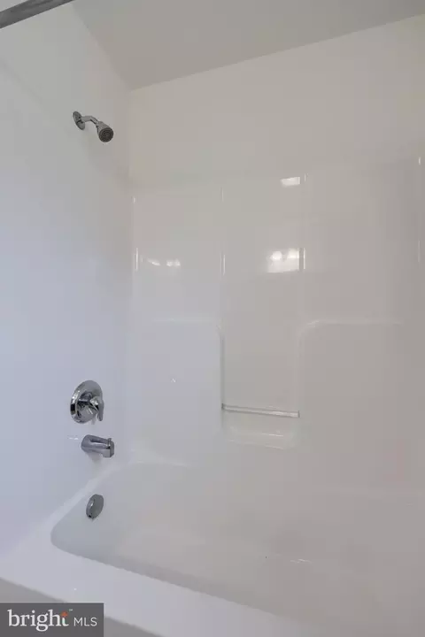 Bath - 710 Keller Dr, Lititz, PA 17543 photo 5 of 5