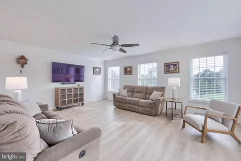 Living - 710 Keller Dr, Lititz, PA 17543 photo 2 of 3