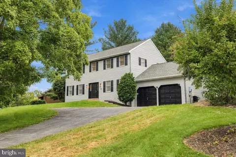 Exterior - 39 Brookwood Dr, Lititz, PA 17543 photo 2 of 5
