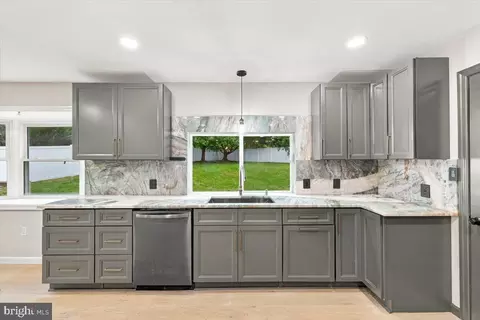 Kitchen - 39 Brookwood Dr, Lititz, PA 17543 photo 5 of 8