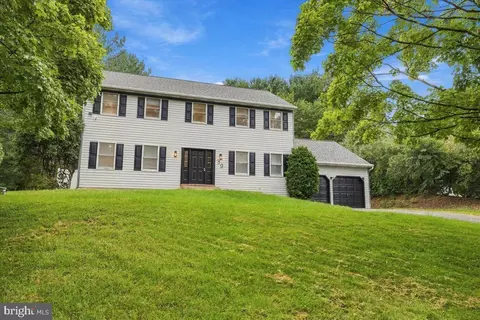 Exterior - 39 Brookwood Dr, Lititz, PA 17543 photo 3 of 5