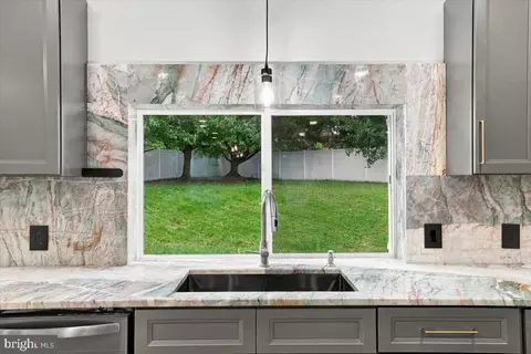 Kitchen - 39 Brookwood Dr, Lititz, PA 17543 photo 6 of 8