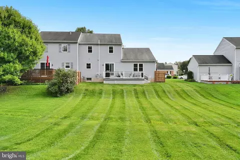 Exterior - 113 Laurie Ln, Lititz, PA 17543 photo 3 of 5