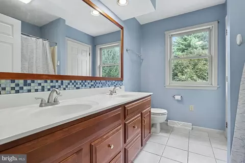 Bath - 157 Kings Gate Dr, Lititz, PA 17543 photo 1 of 2