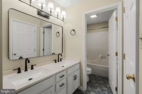 Bath - 115 Skyview Ln, Lititz, PA 17543 photo 1 of 4