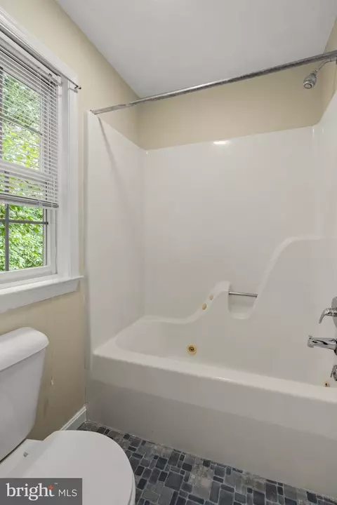 Bath - 115 Skyview Ln, Lititz, PA 17543 photo 2 of 4