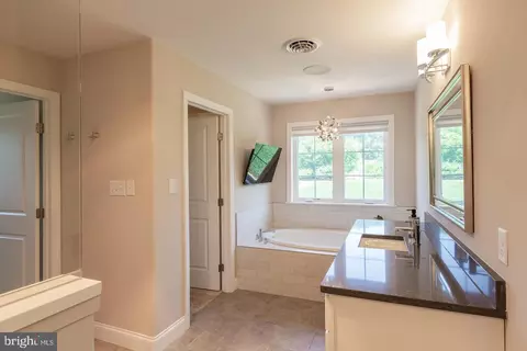 Bath - 425 E Delp Rd, Lancaster, PA 17601 photo 4 of 6