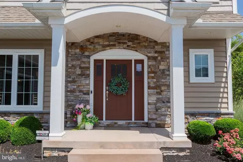 Exterior - 425 E Delp Rd, Lancaster, PA 17601 photo 7 of 16