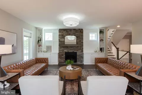 Living - 425 E Delp Rd, Lancaster, PA 17601 photo 2 of 6