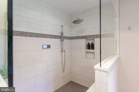 Bath - 425 E Delp Rd, Lancaster, PA 17601 photo 5 of 6