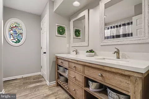 Bath - 378 Squire Ln, Lititz, PA 17543 photo 3 of 3