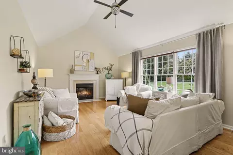 Living - 378 Squire Ln, Lititz, PA 17543 photo 3 of 3
