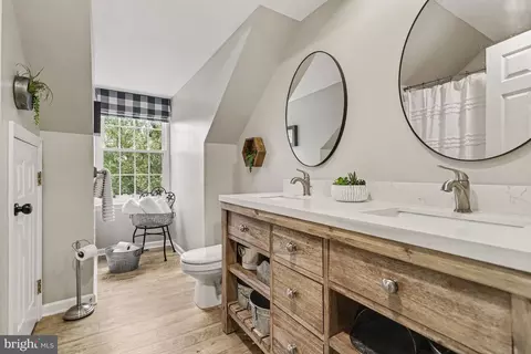 Bath - 378 Squire Ln, Lititz, PA 17543 photo 2 of 3