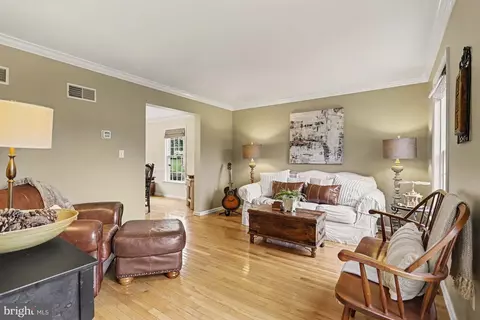 Living - 378 Squire Ln, Lititz, PA 17543 photo 2 of 3
