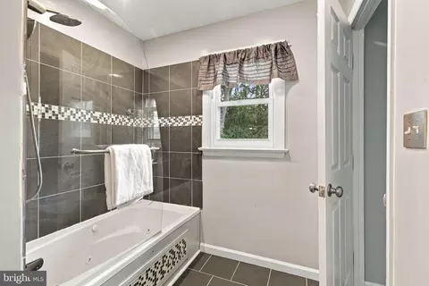 Bath - 207 Weaver Dr, Lititz, PA 17543 photo 3 of 6