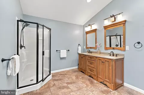 Bath - 207 Weaver Dr, Lititz, PA 17543 photo 4 of 6