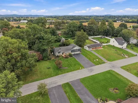 View/Area - 207 Weaver Dr, Lititz, PA 17543 photo 5 of 10