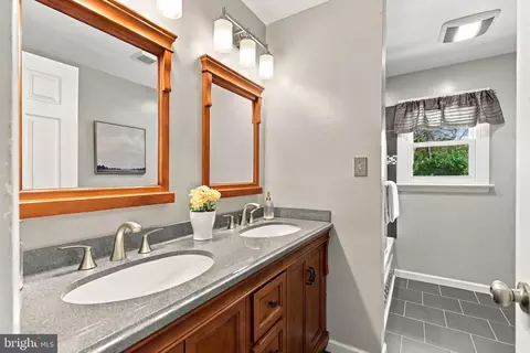 Bath - 207 Weaver Dr, Lititz, PA 17543 photo 1 of 6