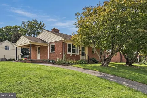 2240 New St, East Petersburg, PA 17520