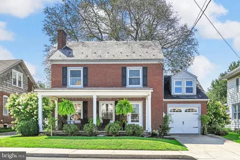 36 N Custer Ave, New Holland, PA 17557