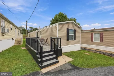 3 Pleasant Hill Ave, Akron, PA 17501