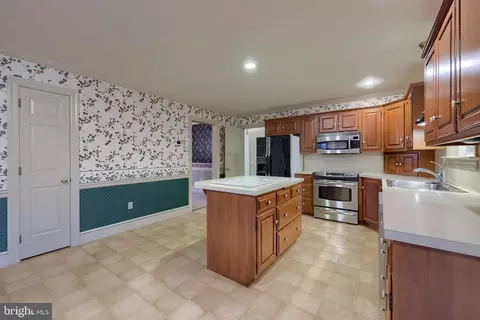 Kitchen - 526 Ashton Pl, Lititz, PA 17543 photo 3 of 5