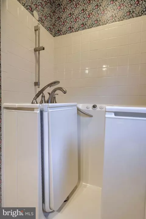 Bath - 526 Ashton Pl, Lititz, PA 17543 photo 2 of 4