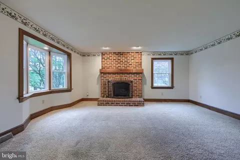 Living - 526 Ashton Pl, Lititz, PA 17543 photo 3 of 8