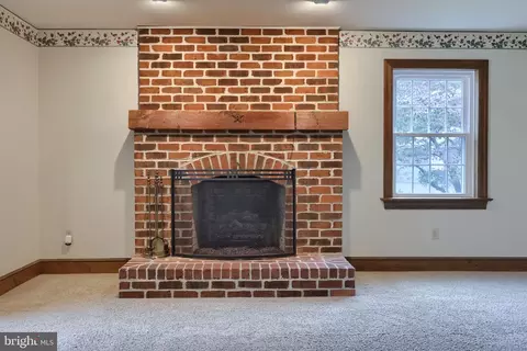 Living - 526 Ashton Pl, Lititz, PA 17543 photo 8 of 8
