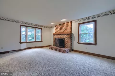 Living - 526 Ashton Pl, Lititz, PA 17543 photo 7 of 8
