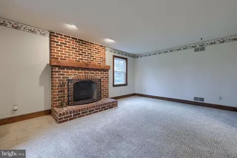 Living - 526 Ashton Pl, Lititz, PA 17543 photo 4 of 8