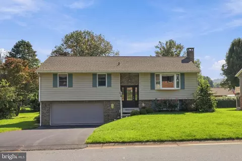 43 Cardinal Dr, Stevens, PA 17578