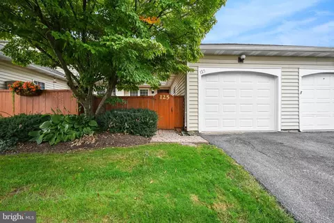 125 Treetops Dr, Lancaster, PA 17601