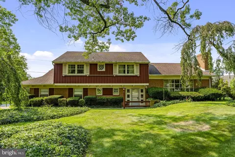 1230 Country Club Dr, Lancaster, PA 17601