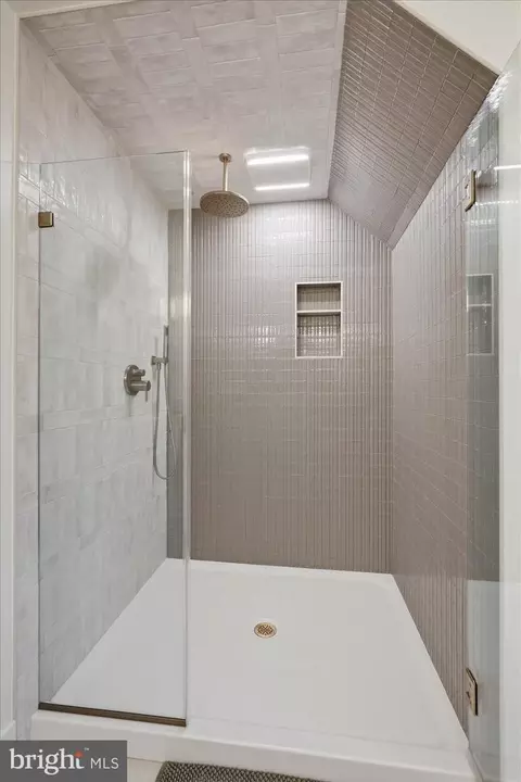 Bath - 354 Amber Dr, Lititz, PA 17543 photo 2 of 2